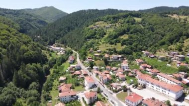 Bulgaristan 'ın Smolyan Bölgesi Mogilitsa köyünün hava manzarası