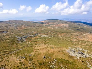 Bulgaristan 'ın Sofya kentindeki Cherni Vrah Tepesi yakınlarındaki Vitosha Dağı' nın hava manzarası