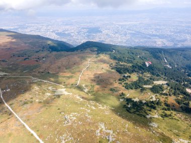 Bulgaristan 'ın Sofya kentindeki Cherni Vrah Tepesi yakınlarındaki Vitosha Dağı' nın hava manzarası