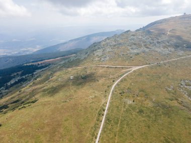 Bulgaristan 'ın Sofya kentindeki Cherni Vrah Tepesi yakınlarındaki Vitosha Dağı' nın hava manzarası