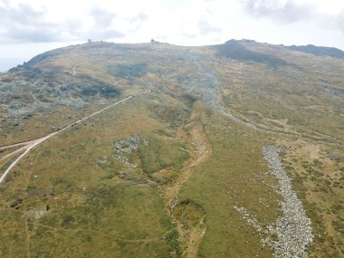 Bulgaristan 'ın Sofya kentindeki Cherni Vrah Tepesi yakınlarındaki Vitosha Dağı' nın hava manzarası