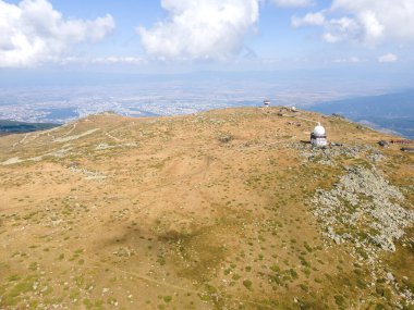 Bulgaristan 'ın Sofya kentindeki Cherni Vrah Tepesi yakınlarındaki Vitosha Dağı' nın hava manzarası