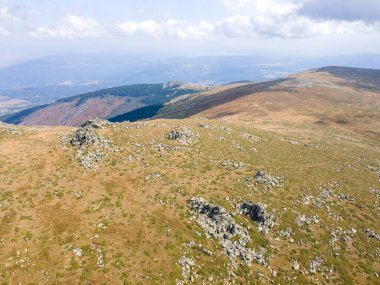 Bulgaristan 'ın Sofya kentindeki Cherni Vrah Tepesi yakınlarındaki Vitosha Dağı' nın hava manzarası