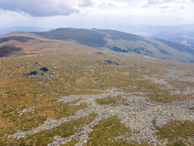 Bulgaristan 'ın Sofya kentindeki Cherni Vrah Tepesi yakınlarındaki Vitosha Dağı' nın hava manzarası
