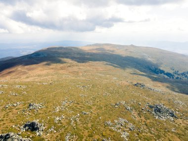 Bulgaristan 'ın Sofya kentindeki Cherni Vrah Tepesi yakınlarındaki Vitosha Dağı' nın hava manzarası