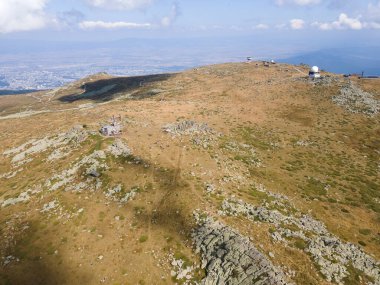 Bulgaristan 'ın Sofya kentindeki Cherni Vrah Tepesi yakınlarındaki Vitosha Dağı' nın hava manzarası