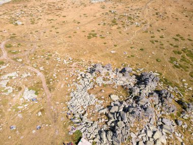 Bulgaristan 'ın Sofya kentindeki Cherni Vrah Tepesi yakınlarındaki Vitosha Dağı' nın hava manzarası