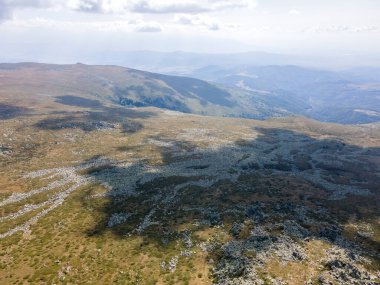 Bulgaristan 'ın Sofya kentindeki Cherni Vrah Tepesi yakınlarındaki Vitosha Dağı' nın hava manzarası
