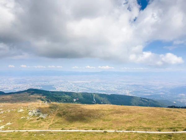 保加利亚索菲亚市Cherni Vrah峰附近Vitosha山的空中景观 — 图库照片