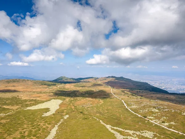 Bulgaristan 'ın Sofya kentindeki Cherni Vrah Tepesi yakınlarındaki Vitosha Dağı' nın hava manzarası