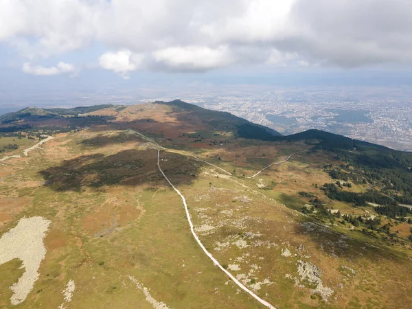 Bulgaristan 'ın Sofya kentindeki Cherni Vrah Tepesi yakınlarındaki Vitosha Dağı' nın hava manzarası