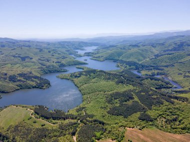 Topolnitsa Reservoir, Sredna Gora Dağı, Bulgaristan 'ın yay manzarası