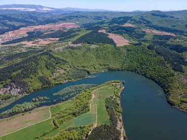 Topolnitsa Reservoir, Sredna Gora Dağı, Bulgaristan 'ın yay manzarası