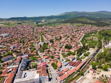 Bulgaristan 'ın Pazardzhik bölgesinin tarihi Panagyurishte kasabasının hava manzarası