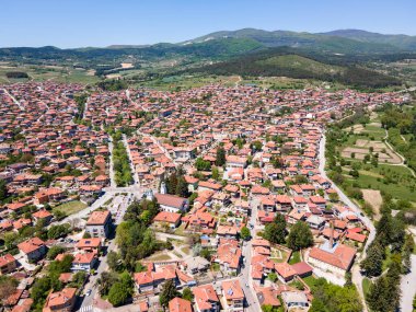 Bulgaristan 'ın Pazardzhik bölgesinin tarihi Panagyurishte kasabasının hava manzarası