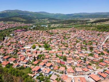Bulgaristan 'ın Pazardzhik bölgesinin tarihi Panagyurishte kasabasının hava manzarası