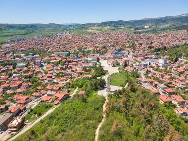 Bulgaristan 'ın Pazardzhik bölgesinin tarihi Panagyurishte kasabasının hava manzarası