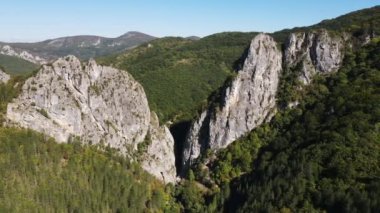 Bulgaristan 'ın Tran kenti yakınlarındaki Erma Nehri Boğazı' nın hava manzarası
