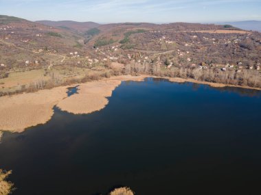 Bulgaristan 'ın Kyustendil bölgesindeki Konyavska Dağı' ndaki Choklyovo bataklığının sonbahar manzarası