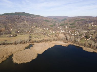 Bulgaristan 'ın Kyustendil bölgesindeki Konyavska Dağı' ndaki Choklyovo bataklığının sonbahar manzarası