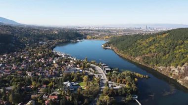 Pancharevo Gölü 'nün havadan sonbahar manzarası, Sofya şehir bölgesi, Bulgaristan