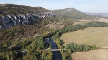 Bulgaristan 'ın Vratsa Bölgesi' ndeki Strupets köyü yakınlarından geçen Iskar Nehri 'nin havadan sonbahar manzarası