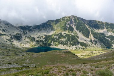 Bulgaristan 'ın Vihren Tepesi yakınlarındaki Pirin Dağı' nın şaşırtıcı yaz manzarası