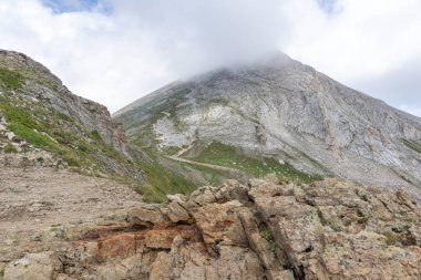 Bulgaristan 'ın Vihren Tepesi yakınlarındaki Pirin Dağı' nın şaşırtıcı yaz manzarası