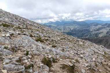 Bulgaristan 'ın Vihren Tepesi yakınlarındaki Pirin Dağı' nın şaşırtıcı yaz manzarası