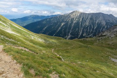 Bulgaristan 'ın Vihren Tepesi yakınlarındaki Pirin Dağı' nın şaşırtıcı yaz manzarası