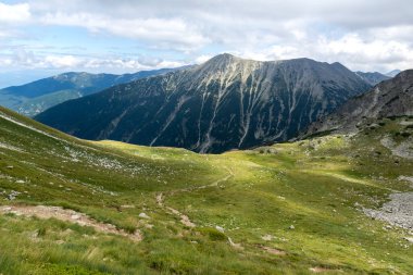 Bulgaristan 'ın Vihren Tepesi yakınlarındaki Pirin Dağı' nın şaşırtıcı yaz manzarası