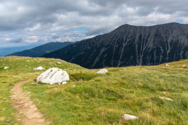 Bulgaristan 'ın Vihren Tepesi yakınlarındaki Pirin Dağı' nın şaşırtıcı yaz manzarası