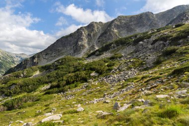 Bulgaristan 'ın Vihren Tepesi yakınlarındaki Pirin Dağı' nın şaşırtıcı yaz manzarası