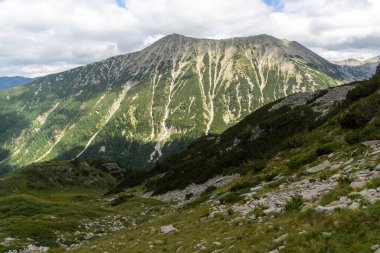 Bulgaristan 'ın Vihren Tepesi yakınlarındaki Pirin Dağı' nın şaşırtıcı yaz manzarası