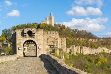 İkinci Bulgar İmparatorluğunun başkentinin sonbahar manzarası Ortaçağ kalesi Çarevetleri, Veliko Tarnovo, Bulgaristan