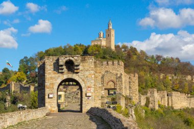 İkinci Bulgar İmparatorluğunun başkentinin sonbahar manzarası Ortaçağ kalesi Çarevetleri, Veliko Tarnovo, Bulgaristan