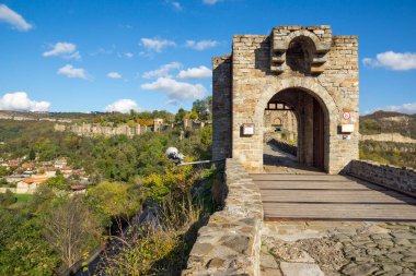 İkinci Bulgar İmparatorluğunun başkentinin sonbahar manzarası Ortaçağ kalesi Çarevetleri, Veliko Tarnovo, Bulgaristan