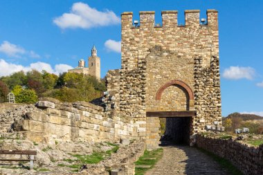 İkinci Bulgar İmparatorluğunun başkentinin sonbahar manzarası Ortaçağ kalesi Çarevetleri, Veliko Tarnovo, Bulgaristan