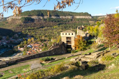 İkinci Bulgar İmparatorluğunun başkentinin sonbahar manzarası Ortaçağ kalesi Çarevetleri, Veliko Tarnovo, Bulgaristan