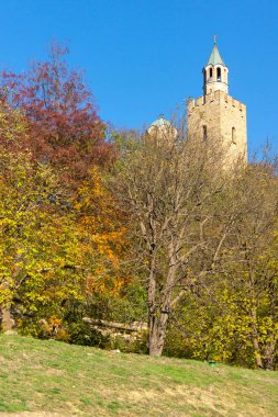 İkinci Bulgar İmparatorluğunun başkentinin sonbahar manzarası Ortaçağ kalesi Çarevetleri, Veliko Tarnovo, Bulgaristan