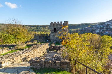 İkinci Bulgar İmparatorluğunun başkentinin sonbahar manzarası Ortaçağ kalesi Çarevetleri, Veliko Tarnovo, Bulgaristan