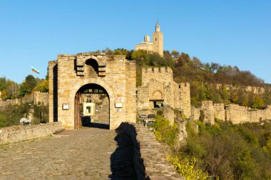 İkinci Bulgar İmparatorluğunun başkentinin sonbahar manzarası Ortaçağ kalesi Çarevetleri, Veliko Tarnovo, Bulgaristan
