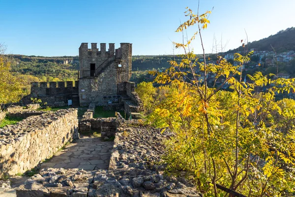 Otoño Vista Las Ruinas Capital Del Segundo Imperio Búlgaro Fortaleza —  Fotos de Stock
