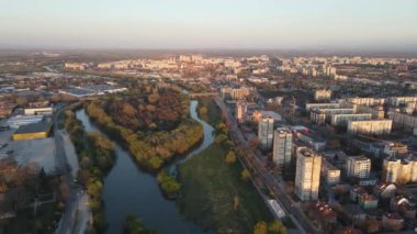 Bulgaristan 'ın Filibe kenti Maritsa nehri ve panoramasının şaşırtıcı hava manzarası 