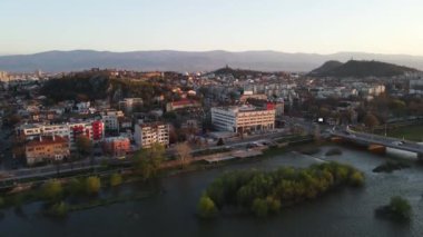 Bulgaristan 'ın Filibe kenti Maritsa nehri ve panoramasının şaşırtıcı hava manzarası 