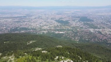 Bulgaristan 'ın Vitosha Dağı' ndaki Kamen Del Peak kentinden Sofya 'nın hava manzarası