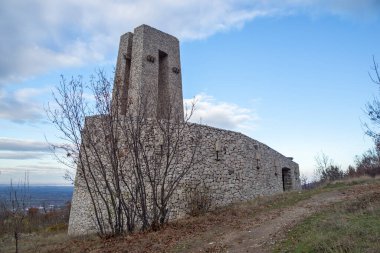 Bulgaristan 'ın Filibe bölgesinin Peruştitsa kenti yakınlarındaki Üç Neslin Anıtı
