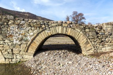 Bulgaristan 'ın Kardzhali Bölgesi' ndeki Rodop Dağları 'ndaki Nenkovo köyü yakınlarındaki antik Roma köprüsü