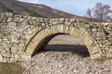 Bulgaristan 'ın Kardzhali Bölgesi' ndeki Rodop Dağları 'ndaki Nenkovo köyü yakınlarındaki antik Roma köprüsü