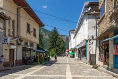 TETEN, BULGARIA - 7 Temmuz 2021: Bulgaristan 'ın Lovech bölgesindeki Balkan Dağları' ndaki Teteven kasabasında tipik sokak ve bina